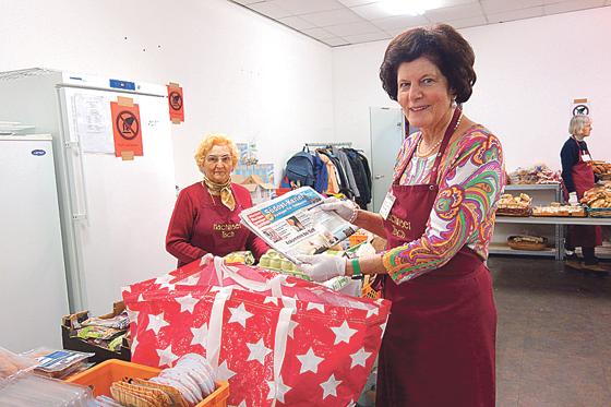 Edeltraud Kauffmann, hier im Bild mit Elisabeth Marschollek, freut sich über die randvoll mit Geschenken gepackte Weihnachtstasche für die Kinder des Hachinger Tisches.	Foto: hw
