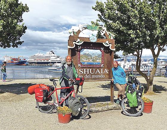 Isabel Ritz und Uwe Ellger fuhren mit dem Fahrrad bis ans »Ende der Welt«  Ushuaia in Feuerland.	Foto: privat