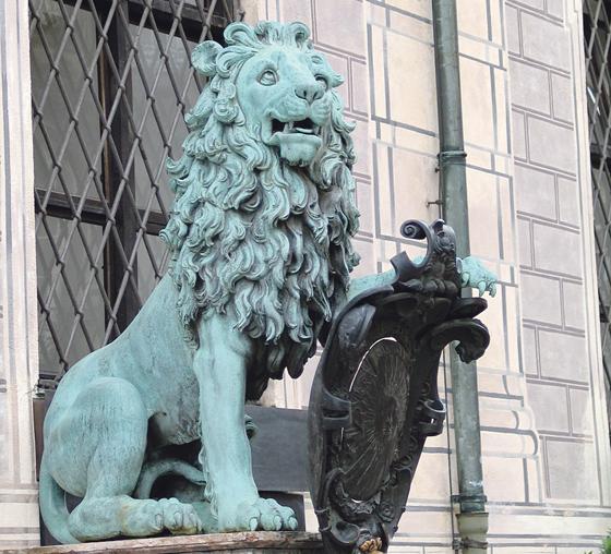 Was hat es mit den Löwen vor der Residenz auf sich? Die Führung wird es zeigen. 	                   Foto: Anna Barnsteiner
