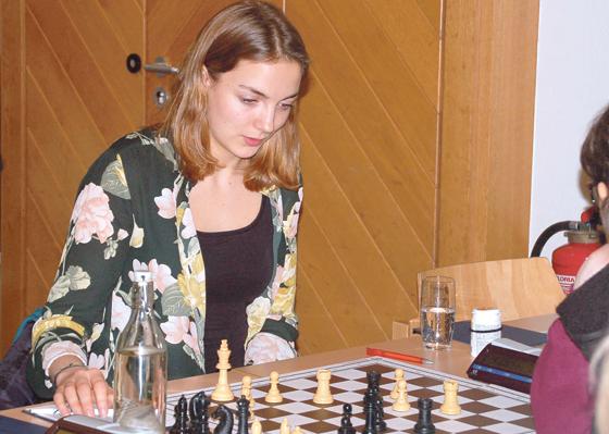 Lea Bosse am Schachbrett: Die Neufahrnerin wurde jetzt in Düsseldorf mit ihrer Mannschaft Deutsche Vereinsmeisterin »U20w« und spielt ab sofort bei den Erwachsenen. 	Foto: privat