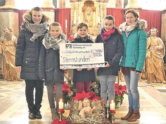 Grafinger Jugendliche sammelten 1.200 Euro für die Benefizaktion »Sternstunden«.  	Foto:  Josef Glück