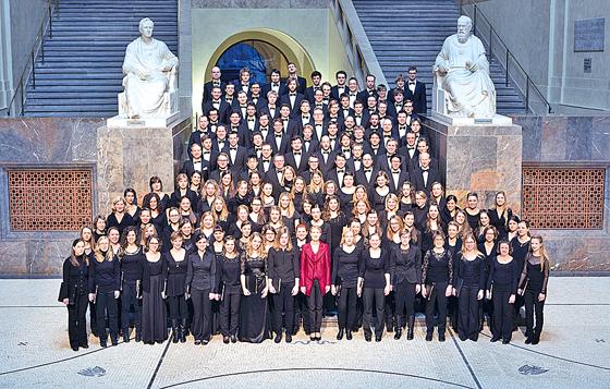 Bis zu 200 Sängerinnen und Sänger stehen unter der musikalischen Leitung von Anna Verena Egger.	Foto: VA