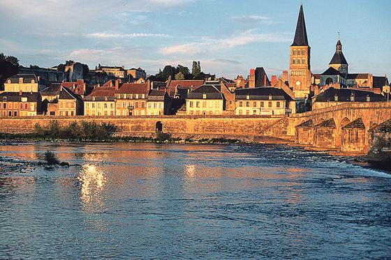 Eindrucksvolle Kulisse: Die Loire bei La Charité, einer Kleinstadt im Herzen Frankreichs.	Foto: Franz Still