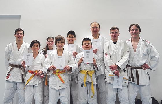 Stolz tragen die Judokas des ESV München Ost ihre  neuen Gürtel.	Foto: ESV