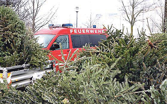 Seit über 20 Jahren sammelt die Haarer Feuerwehr die ausgedienten Christbäume und Gestecke ein. 	Foto: privat