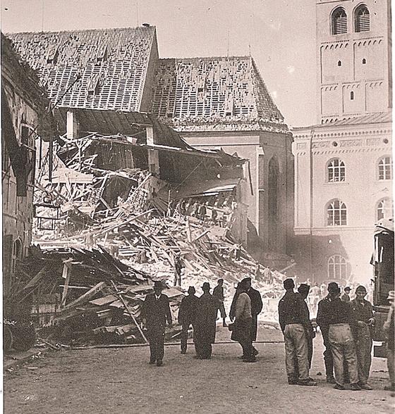 Am Tag nach dem Luftangriff: Erdinger begutachten die Schäden in der Friedrich-Fischer-Straße. Der Lexbau wurde zerstört.	Foto: VA