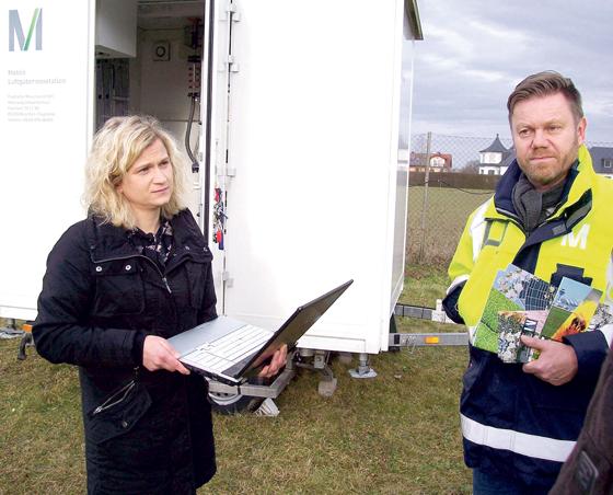 Rebecca Dutzi und Stefan Kaun gehören zu denen, die sich um mobile Messstation der FMG für Luftschadstoffe kümmern. Sie kommt 2018 zum zweiten Mal nach Haimhausen. 	Foto: kw