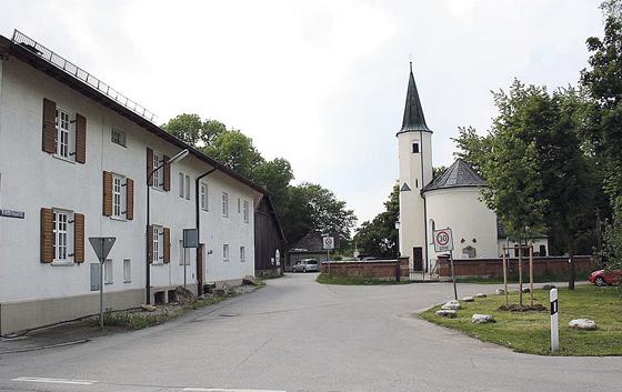 Ein schönes Beispiel eines Dorfkerns bietet Daglfing. Im Bereich um die spätgotische Kirche St. Philipp und Jakob sind zwei historische Hofstellen erhalten.	 Foto: gemeinfrei