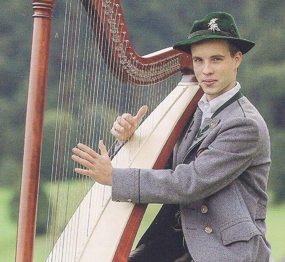 Der junge Sepp Wörner aus Eschenlohe (bei Garmisch- Partenkirchen) mit seiner Harfe.	Repro: Otto Hartl