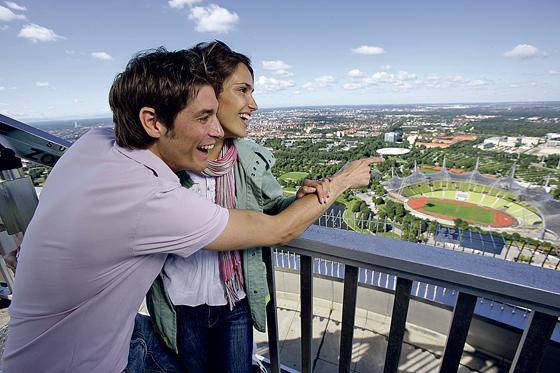München von oben: Der »Alte Peter« vom Rathausturm gesehen. Der höchste Aussichtspunkt befindet sich am Olympiaturm: auf 190 Meter!                         Foto: Olympiapark München