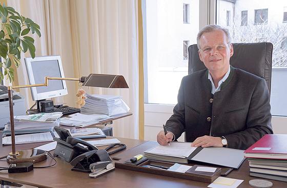 Bürgermeister Jan Neusiedl, hier an seinem Schreibtisch, hat viel zu tun, denn viele wichtige Projekte wollen auch im Jahr 2018 zu einem guten Ende geführt werden.	Foto: hw