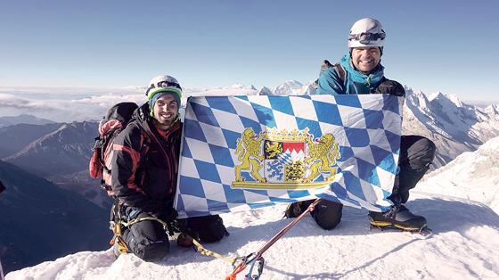 Max und Marcus Rau hissen am Gipfel des Alpamayo die  Bayernfahne. Fotos: Max Rau