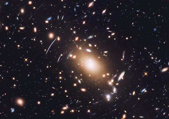 »Hubbles Blick ins Universum«: Leiter der Volkssternwarten führt durch die Ausstellung.	Foto: Volkssternwarte