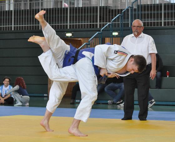 Hendrik Eichner (in weiß) schlug sich in Stuttgart  wacker und lässt auf  eine gute Saison hoffen. 	F: Judoteam Grafing