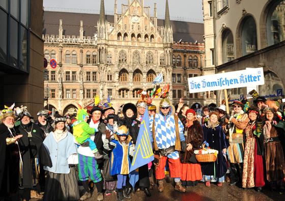 Ja, sie sind es! Die Damischen Ritter führen heuer den 13. Faschingszug durch die Münchner Innenstadt. Los gehts am Sonntag, 4. Februar, um 13.13 Uhr.	Foto: Damische Ritter
