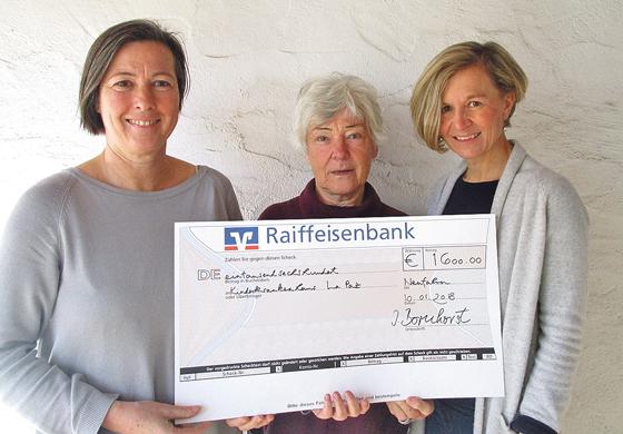 V. li.: Andrea Kessel, Inge Bornhorst, Susanne Schmerl mit dem Spendenerlös von 1.600 Euro. 	Foto: Hans Katzenbogner
