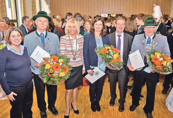 Drei Ottendichler, Arnold Lainer, Hans Barbarino und Fritz Kühn wurde die Goldene Ehrennadel beim Neujahrsempfang der Gemeinde Haar verliehen.	Foto: Gemeinde Haar