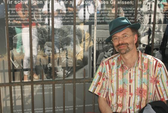 Werner Thiel vor der Erinnerungstafel an dem historisch bedeutsamen Zaun im Jahr 2013, kurz nachdem sie angebracht worden war.	Archivfoto: Julia Stark
