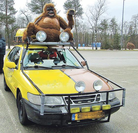 Lustig sind solche Fahrzeuge, egal ob mit oder ohne Affe, natürlich schon, aber für Fußgänger stellen die ungenehmigten Anbauteile im Falle eines Unfalles ein hohes Verletzungsrisiko dar.	 Foto: Polizei