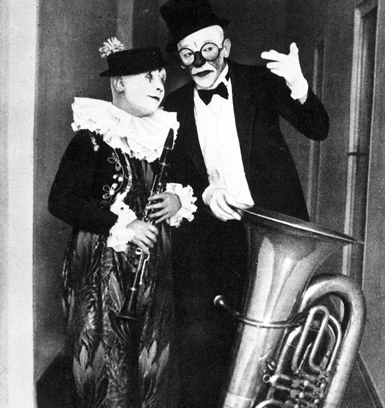 Karl Valentin ist mit Liesl Karlstadt in seinem ersten Tonfilm zu erleben: »Die verkaufte Braut«.	Foto: VA