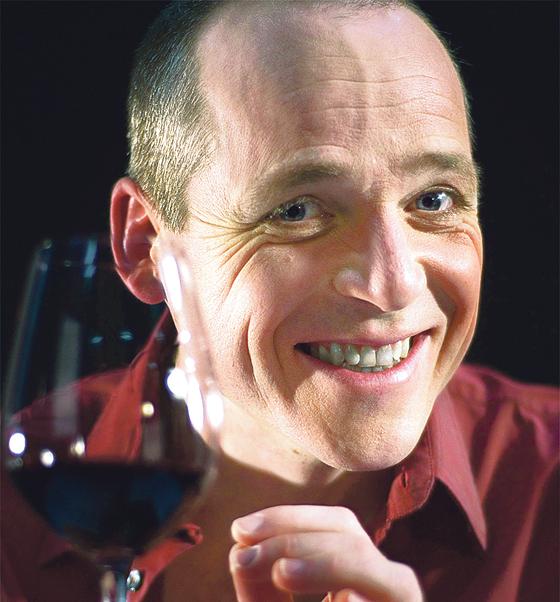 Georg Clementi schlüpft in die Rolle eines vom Wein Getriebenen, dem man schmunzelnd zusieht.	Foto: VA