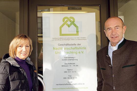 Der Vorsitzende der NBH Ottmar Lobinger mit der Geschäftsführerin Inge Strauß vor den neuen Räumen.               Foto: hw