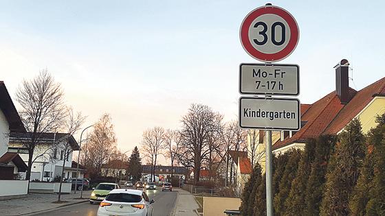 Auf der viel befahrenden Bundesstraße vor dem Kindergarten Ottendichl gilt jetzt Tempo 30.	Foto: Gemeinde Haar