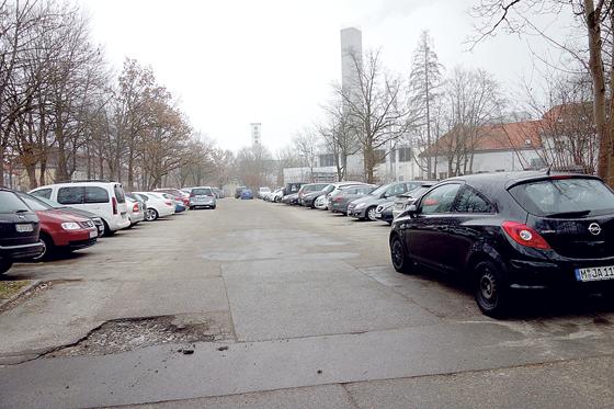 Stets voll besetzt präsentiert sich der Parkplatz vor dem Krankenhaus in Harlaching, der Parkdruck wächst.	Foto: hw