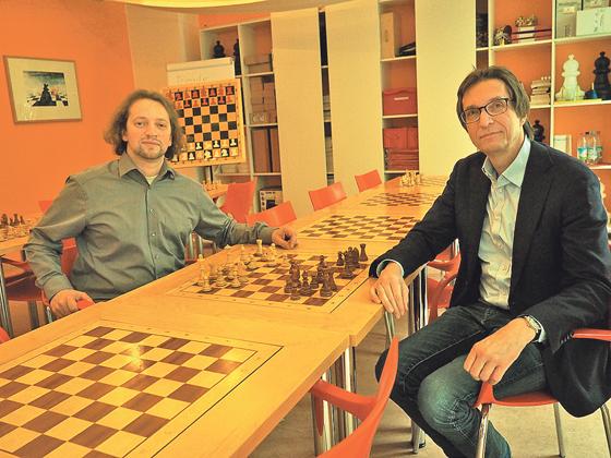 Richard Holzberger veranstaltet beim PSV München e.V. einen dreimonatigen Schachkurs. Hier ist er im Gespräch mit Schachgroßmeister Stefan Kindermann (r.).	Foto: Privat