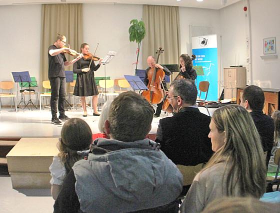 Nur ein Ausschnitt der großen Bandbreite an der Musikschule in Brunnthal:  Das Streicher-Ensemble begeisterte mit »Toss the feathers.  	Foto: RedB