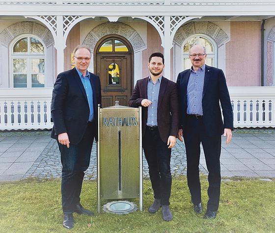 Bürgermeister Hans Fent mit Projektleiter Benjamin Ogles und Martin Herkommer (v.li.). 	Foto: Deutsche Glasfaser