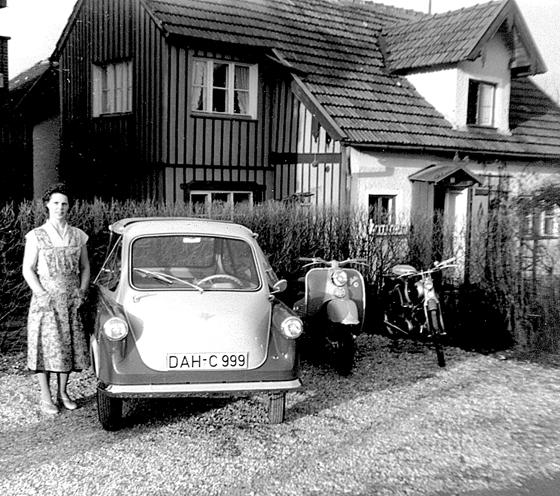 Aufbruchsstimmung in den 50er-Jahren: Petticoat und BMW Isetta. 	Foto: Privat