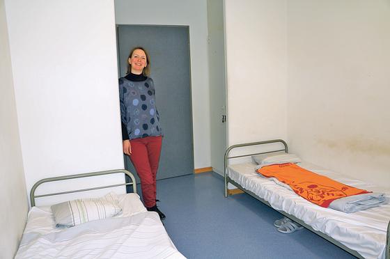Einrichtungsleiterin Stefanie Kabisch präsentiert eines der typischen Zwei-Bett-Zimmer im Haus an der Pilgersheimer Straße: Zweckmäßig, ohne viel Komfort.	Foto: hw