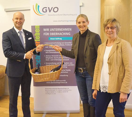 Der Vorsitzende des GVO, Christoph Müller-Brandt zog gemeinsam mit Ulrike Bigott und Susanne Mielenz den glücklichen Gewinner der Umfrage.	Foto: hw