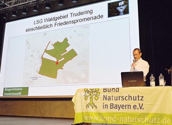 Horst Münzinger von der Bürgerinitiative »Fauststraße 90« informiert über Ursachen der Vernichtung und Bedrohung von Grünflächen und über Lösungswege. 	Foto: privat