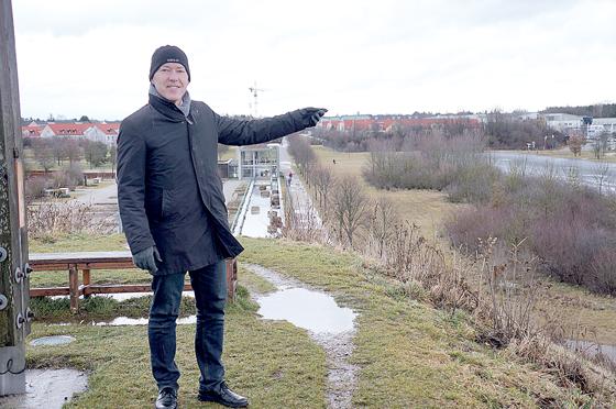Bürgermeister Günter Heyland auf dem Aussichtshügel mit Blick auf den beliebten Landschaftspark.	Foto: hw
