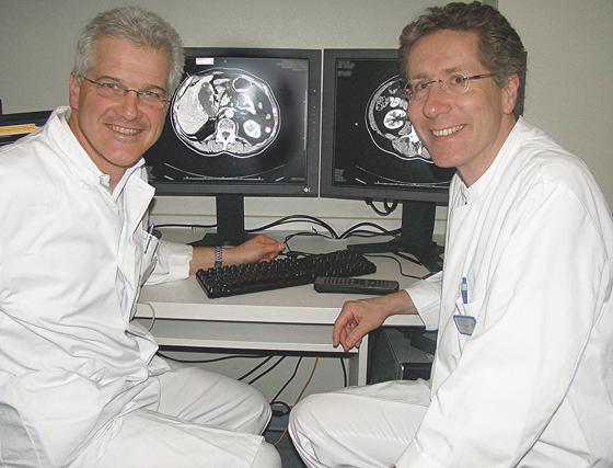 Dr. Peter Kreissl und Prof. Thomas Bernatik (v. li.) plädieren für eine ausgewogene Ernährung und eine regelmäßige Darmkrebsvorsorge. 	Foto: kk