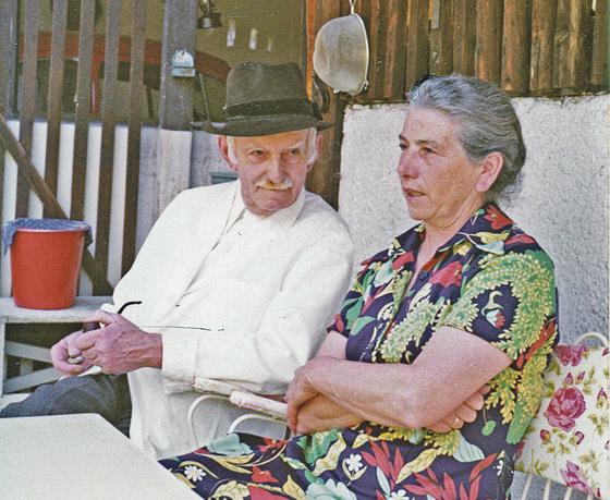 Franz und Margarete Stahl in ihrem Garten in Erding.  	Foto: Museum Stahl