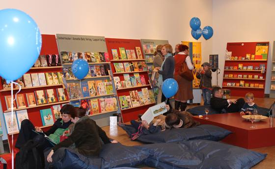 Bei der Bücherschau können sich die Kinder einfach die Bücher aus der Ausstellung nehmen und drin schmökern.	Foto: © Münchner Bücherschau