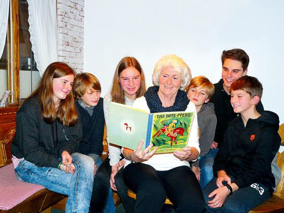 Gerne las und liest Barbara Murken ihren Kindern und Enkeln aus ihren Bilderbuchschätzen vor. Hier lauschen sechs der zehn Enkel den Geschichten aus dem Buch »Das rote Pferd« von 1927. 	Foto: privat