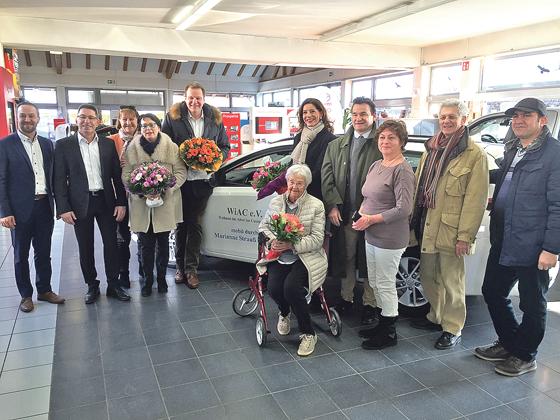 Der Verein WiAC e.V. kann ab sofort auch Fahrdienste anbieten  dank der großzügigen Spende eines neuen Toyota Hybrid Kombis.	Foto: Verein