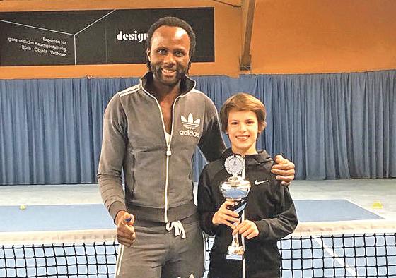 Max Pade zeigt sich hier stolz mit dem Tennislehrer Ibi Kimmerling, von dem er so manchen Trick gelernt hat.	Foto: VA