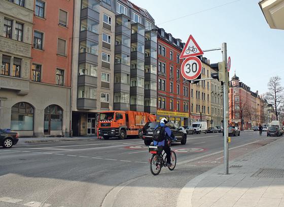 Die Einführung des Tempolimits in der Rosenheimer Straße nördlich der Bahn hat die Risiken für Radfahrer offenbar reduziert – aber noch nicht beseitigt. 	Foto: js
