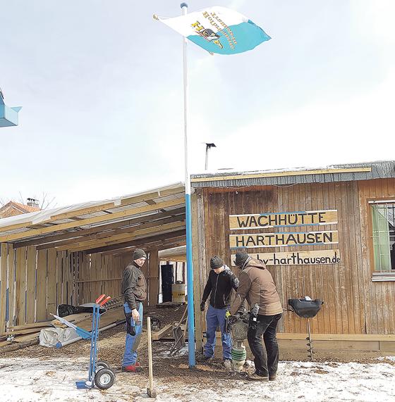 In den letzten Wochen werkelten die Harthauser Burschen fleißig an ihrer Wachhütte. 	Foto: Burschenverein