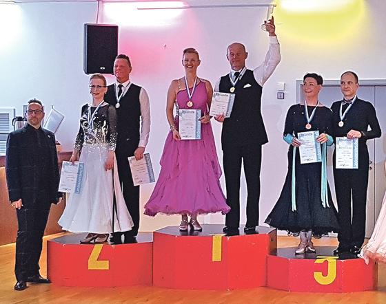 Medaillen für Andreas Kratzl und Gudrun Prohaska vom TanzSportClub Unterschleißheim links auf dem Siegerpodest.	Foto: Thomas Lüdke