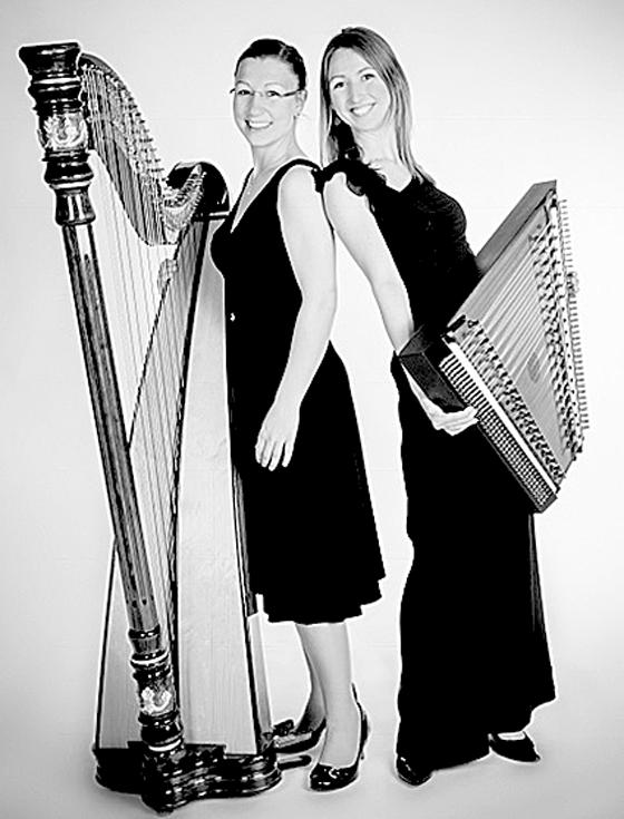 Lisa Schöttl und Christine Horter spielen bei der Passionsandacht in der Segenskirche auf. 	Foto: VA