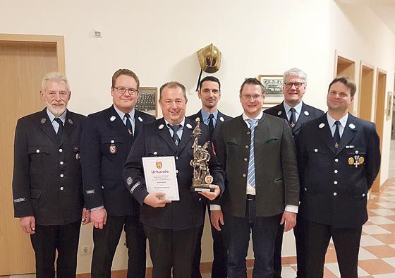 Der langjährige Kommandant Josef Reither (3. v. li.) ist nun Ehrenkommandant der Feuerwehr Anzing. 	Foto: FFW