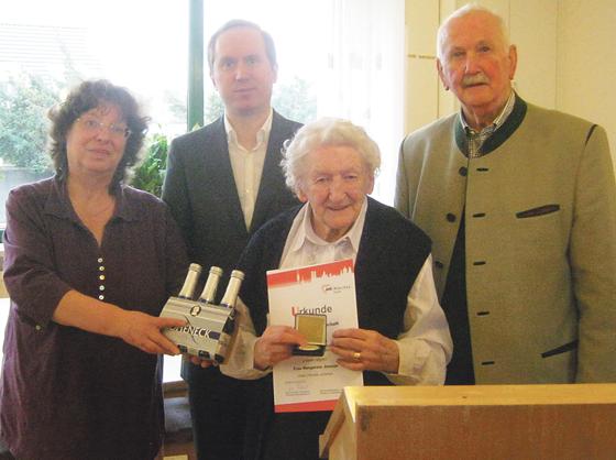 Renate Messinger (links), Mike Malm (2. v. l) und Hermann Breitenberger ehrten Margarete Jonnas.	Foto: Verein