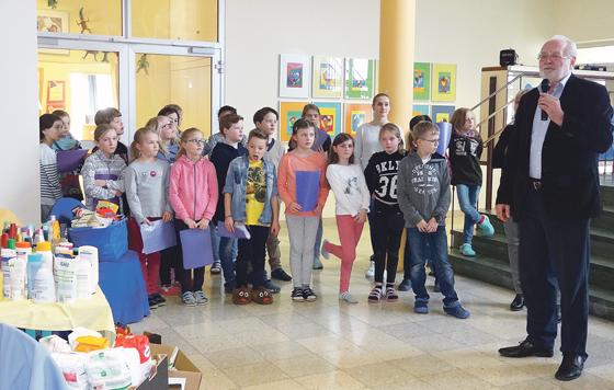 Hans Rombeck dankte den Grafinger Grundchülern für ihre zahlreichen Warenspenden.	 Foto: Grundschule Grafing.