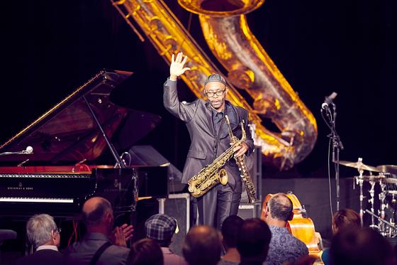 Star-Saxophonist Kenny Garrett brachte 2015 das Publikum im Wolf-Ferrari-Haus zum Tanzen.	Foto: Thomas J. Krebs